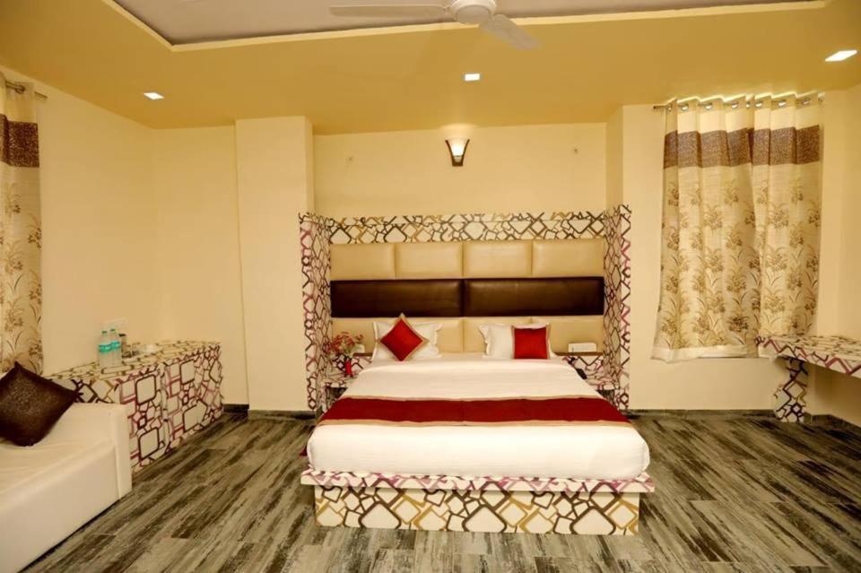 Rock Star Hotel Pushkar Bagian luar foto