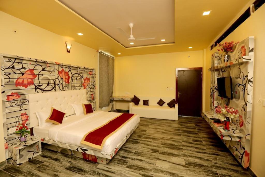 Rock Star Hotel Pushkar Bagian luar foto